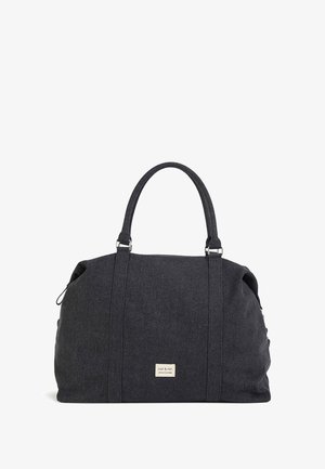 Dunkelgraue Stoff-Reisetasche mit abgerundetem oberen Teil, robusten Griffen und einem Metallschild mit Markenlogo. Glatte Textur mit dezenten Nahtdetails.