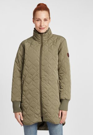 Gequilte olijfgroene jas met hoge kraag, voorrits, zijzakken en ribgebreide manchetten. Voorzien van een ronde logopatch op de linkerarm.