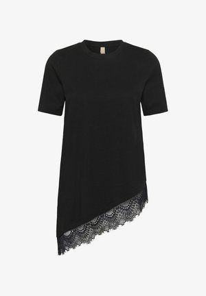 Tricou negru cu mâneci scurte, asimetric, cu decolteu rotund și margine din dantelă zimțată de-a lungul tivului diagonal mai lung.