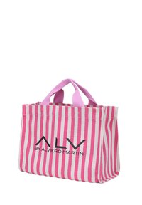 Borsa a tracolla a righe in tessuto rosa e bianco, dotata di due manici superiori e un'etichetta logo nera. Forma quadrata con cuciture rinforzate.