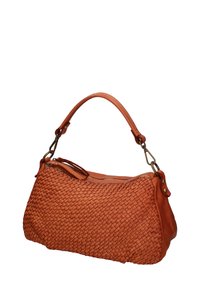 Borsa in pelle intrecciata di colore arancio bruciato, con manico curvo, superiore con zip e corpo testurizzato con un motivo intrecciato.
