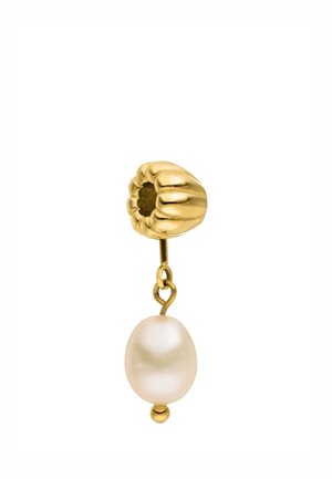Goldener Steckohrring mit geripptem Design und einer einzelnen weißen Perle, die an einer kleinen Schlaufe hängt.
