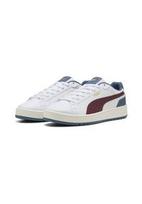 Hvide sneakers med en tekstureret læderoverdel, maroon side-stribe, blå detaljer på hælen og en cremefarvet mellemsål. Snørelukning.