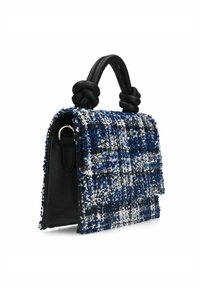 Tweed-Handtasche in Blau, Weiß und Schwarz mit strukturiertem Oberflächen. Verfügt über einen schwarzen, geknoteten Griff und hat eine klare Form.