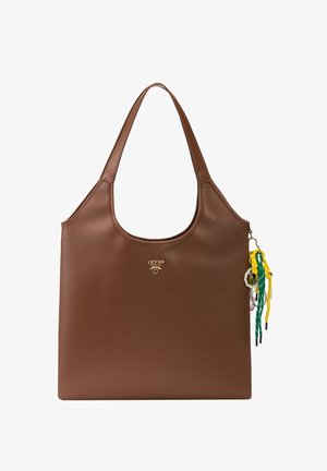 Bruine leren handtas met een brede schouderband, gouden "19V69 Italia" logo en een kleurrijke gevlochten sleutelhanger aan de zijkant bevestigd.