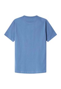 Camiseta de manga corta de algodón en azul claro, con cuello redondo y textura suave. Sin patrones ni adornos visibles.