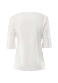 Weißes Oberteil mit Dreiviertelärmeln, weitem Ausschnitt und umgeschlagenen Manschetten. Glatter, leichter Stoff mit lockerem Schnitt und minimalen Nahtdetails.