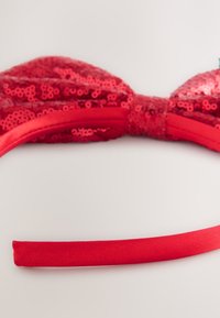 Rotes Pailletten-Stirnband mit einer großen Schleife vorne und einem glatten, satinierten Band für komfortables Tragen.