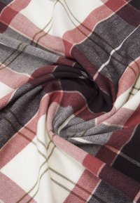 Tissu à carreaux en tons rouges, blancs et gris avec des accents crème; présente une texture lisse et des motifs finement tissés.