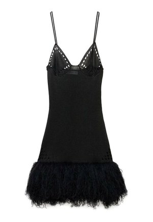 Abito nero con top in maglia aderente e spalline sottili, bordatura in pizzo e orlo in pelliccia nera a strati per aggiungere texture e dettagli.