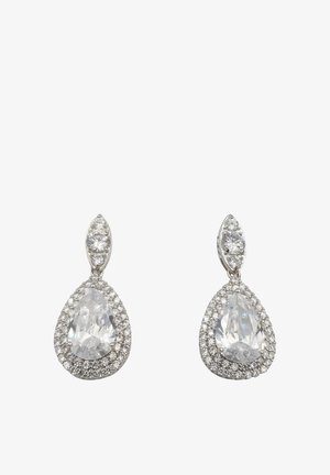 Tropfenohrringe mit großen klaren Kristallen, umgeben von kleineren klaren Steinen, alle in einem polierten silberfarbenen Metall eingefasst.