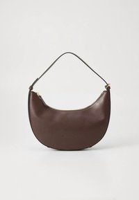 Dunkelbraune, halbmondförmige Ledertasche mit einem Henkel und einem oberseitigen Reißverschluss vor einfachem weißem Hintergrund.