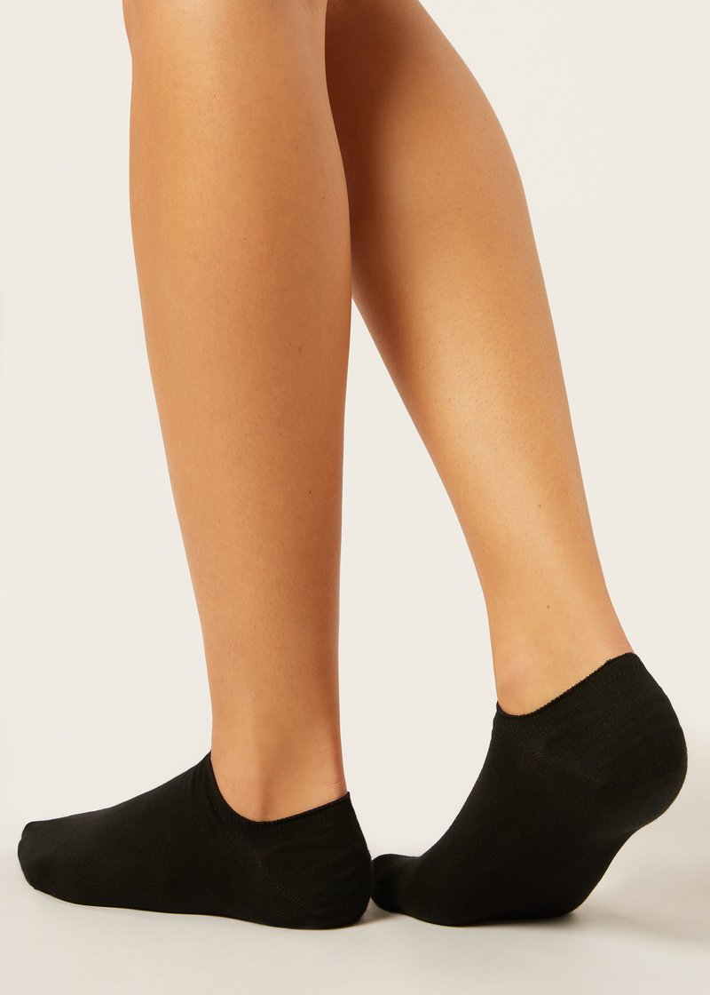 Sorte lavskårne sokker, bomuldsblanding, glat tekstur, tætsiddende design, sømløs manchette og subtil stræk for komfort.