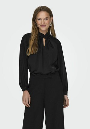 Zwarte blouse met een hoge hals met strik en een sleutelgatdetail, met lange mouwen en een gladde, lichte stof. Draag het met hooggeplooide zwarte broek.