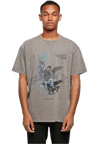 Grå oversized bomulds t-shirt med grafisk print af en engel og en dæmon i nuancer af blå, sort og hvid. Rund halsudskæring, korte ærmer.