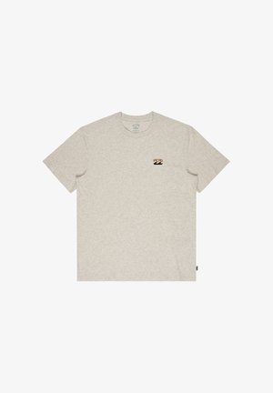 T-shirt gris clair à manches courtes avec col rond et petit logo en forme de vague noir et marron sur la poitrine gauche.