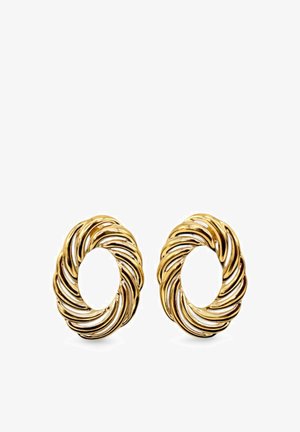 Orecchini in tonalità oro con un design intrecciato e aperture ovali. Finitura liscia e lucida con intricati strati e texture.