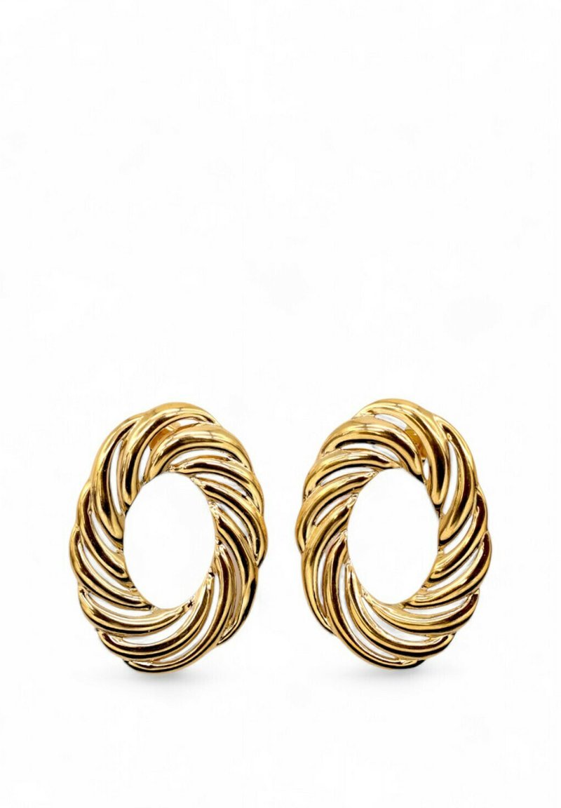 Orecchini in tonalità oro con un design intrecciato e aperture ovali. Finitura liscia e lucida con intricati strati e texture.