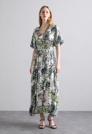 Rochie maxi cu un model floral în verde și roz, cu mâneci scurte și puffate, decolteu în V, talie accentuată și fustă lejeră.