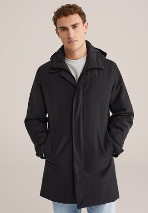 Cappotto impermeabile nero con cappuccio, chiusura zip frontale e due tasche laterali; tessuto testurizzato, design a metà lunghezza, adatto per un abbigliamento casual.