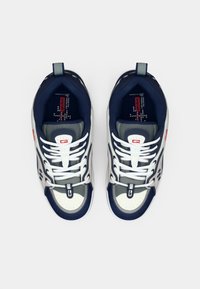 Adidași multicolori cu o combinație de material albastru marin, gri deschis și alb. Prezintă accente din plasă, un design cu șireturi albe și detalii cu logo.