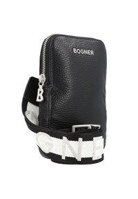 Borsa a tracolla nera in pelle con superficie testurizzata, accessori in argento e tracolla con logo caratterizzato da lettere bianche. Chiusura con zip sulla parte superiore.