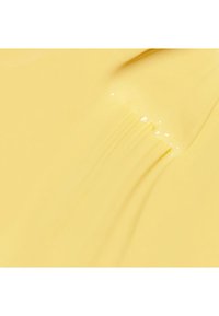Liquido giallo con una texture lucida e liscia, che si accumula in una dolce inclinazione, creando riflessi e luci sottili sulla superficie.