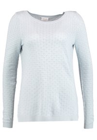 Suéter de manga larga azul claro, hecho de tela de punto texturizada, con cuello redondo y puños y dobladillo acanalados. Presenta un patrón de puntos.