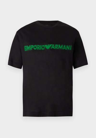 Μαύρο κοντομάνικο T-shirt με πράσινο κεντημένο λογότυπο "EMPORIO ARMANI" στο στήθος και στρογγυλή λαιμόκοψη.