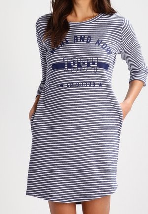 Robe rayée en bleu marine et blanc, avec des manches 3/4, un col rond et des poches latérales. Texte imprimé avec l'année 1994. Tissu doux.
