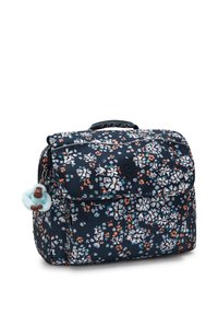 Marinblå ryggsäck med blommönster, en framsvept lucka, en rund logotyp och en dekorativ nyckelring med en plyschgorilla. Prickig textil.