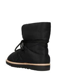 Černé nad kolena vysoké boty s měkkým textilním svrškem, bočním stažením a krémovou podrážkou. Mají kulatou špičku a prošívaný vzor.