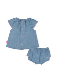 Completo in denim composto da un top a maniche corte con rifiniture rosa e pantaloni abbinati con vita elasticizzata e bordi scallop.