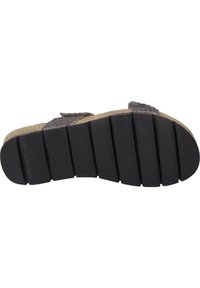 Schwarze Schuhsohle mit horizontalen Rillen und leichter Textur. Die Seite zeigt ein gewobenes Muster mit einer natürlichen korkähnlichen Innensohle.