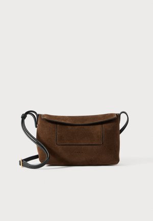 Sac bandoulière en suède marron avec fermeture à rabat, sangle en cuir noir et poche avant. Design simple avec des détails de couture.