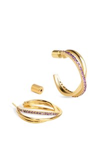 Orecchini a cerchio in oro con un design arrotolato e una fila di pietre viola lungo la parte anteriore, accompagnati da un pezzo decorativo in oro removibile.