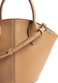 Šviesiai ruda odinė rankinė su struktūrizuotu dizainu, pasižyminti siaurėjančia forma, dvigubomis rankenomis ir nuimamu diržu su metaliniu užsegimu.