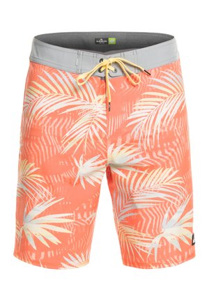 Lekkie szorty kąpielowe w kolorze koralowym z wzorem palmowych liści w bieli i jasnym niebieskim, z szarym pasem w talii i żółtym sznurkiem.