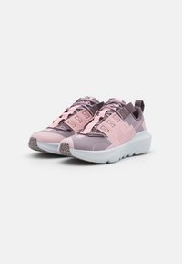 Zapatos deportivos morados y rosas con una parte superior de malla texturizada, cintas elásticas, suela de goma y un diseño de media suela moteado.