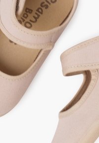 Helle rosa Canvas Mary Jane Schuhe mit runder Zehenpartie, dekorativem Ausschnitt und verstellbarem Riemen für einen sicheren Sitz. Weiche Innenauskleidung.
