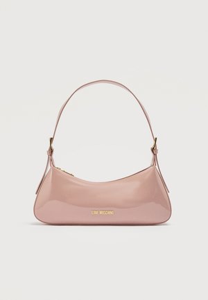 Borsa a spalla lucida rosa chiaro con logo dorato "Love Moschino" e tracolla curva, su sfondo bianco.