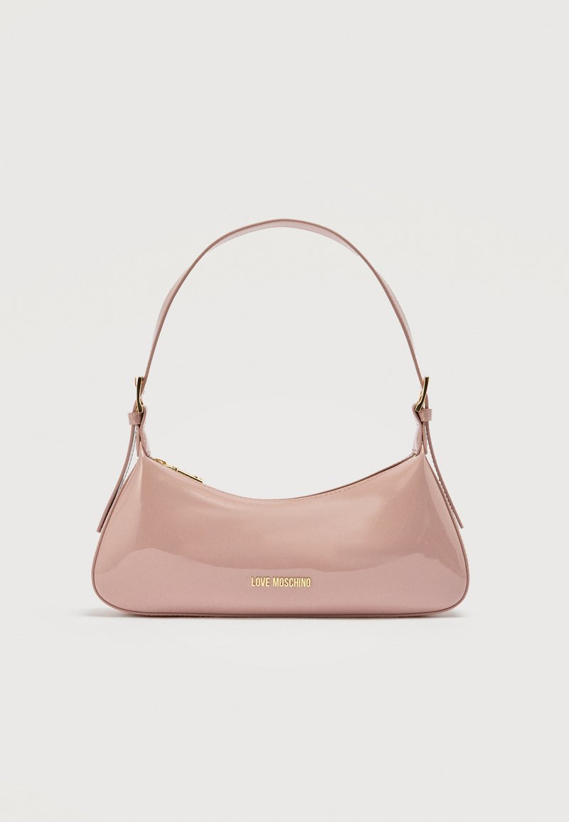 Γυαλιστερή ροζ τσάντα ώμου με χρυσό λογότυπο "Love Moschino" και καμπυλωτό λουρί, σε λευκό φόντο.