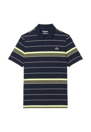 Polo shirt blu navy con righe orizzontali bianche e verdi. Presenta una chiusura con due bottoni e un piccolo logo di coccodrillo verde sul petto.