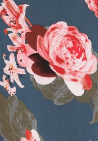 Bloemenstof met grote roze rozen en witte bloesems op een donkerblauwe achtergrond, met groene bladeren en een gladde textuur.