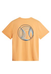 Orange kortärmad t-shirt med en blå och svart cirkulär design på baksidan. Tillverkad av mjukt tyg med avslappnad passform.