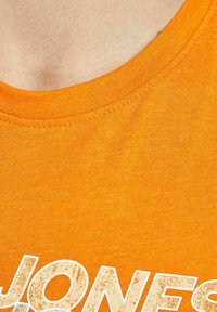 Jack & Jones JORBRADY TEE CREW NECK - Camiseta estampada - sun orange