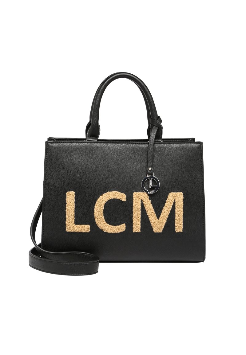 Musta nahkainen käsilaukku, jossa on beige "LCM" kirjonta, rakenteellinen muoto, kaksoiskahvat ja irrotettava olkahihna. Hopeiset yksityiskohdat.