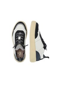 Sneaker bianche e nere con accenti grigi. Realizzate in pelle e tessuto, presentano una suola in gomma testurizzata e lacci tondi.