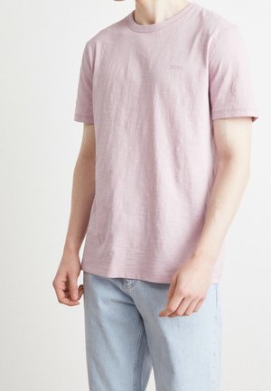 Hellrosa Baumwoll-T-Shirt mit rundem Ausschnitt und kurzen Ärmeln. Mit dezentem "BOSS"-Logo in passender Farbe auf der Brust.