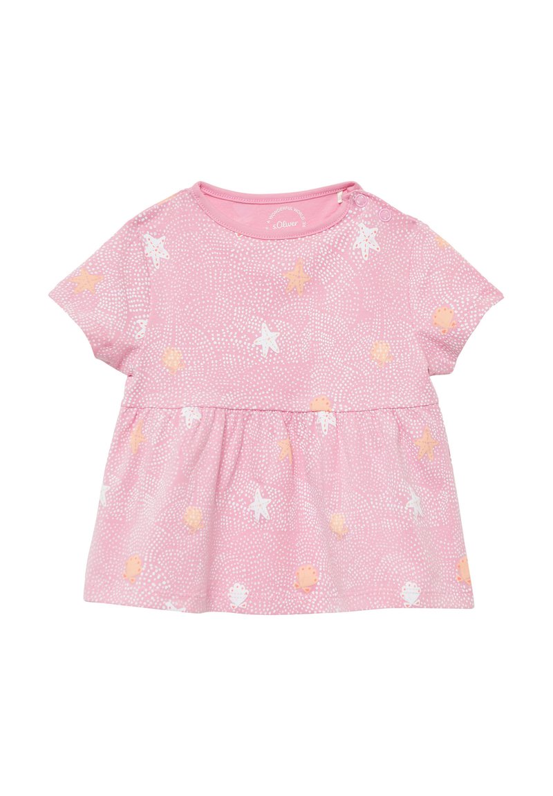 Roze babyjurk met korte mouwen, versierd met witte en oranje zeesterren en schelpenpatronen, een ronde halslijn en drukknoopjes op de schouder.